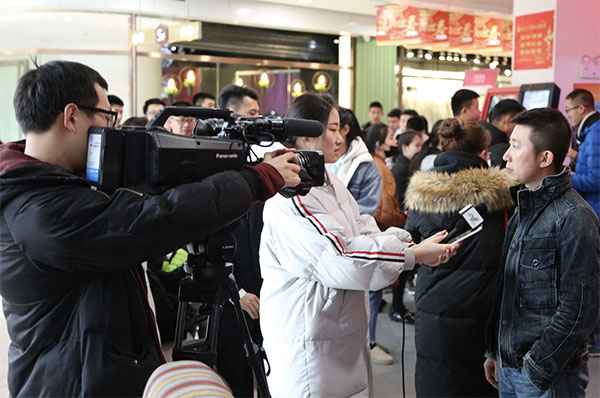 接受张家口电视台新闻联播、张家口日报采访。